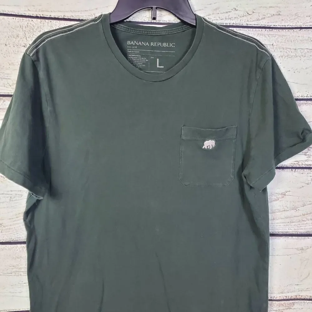 Banana Republic Embroidered Bear Pocket T-Shirt Men’s Large Green